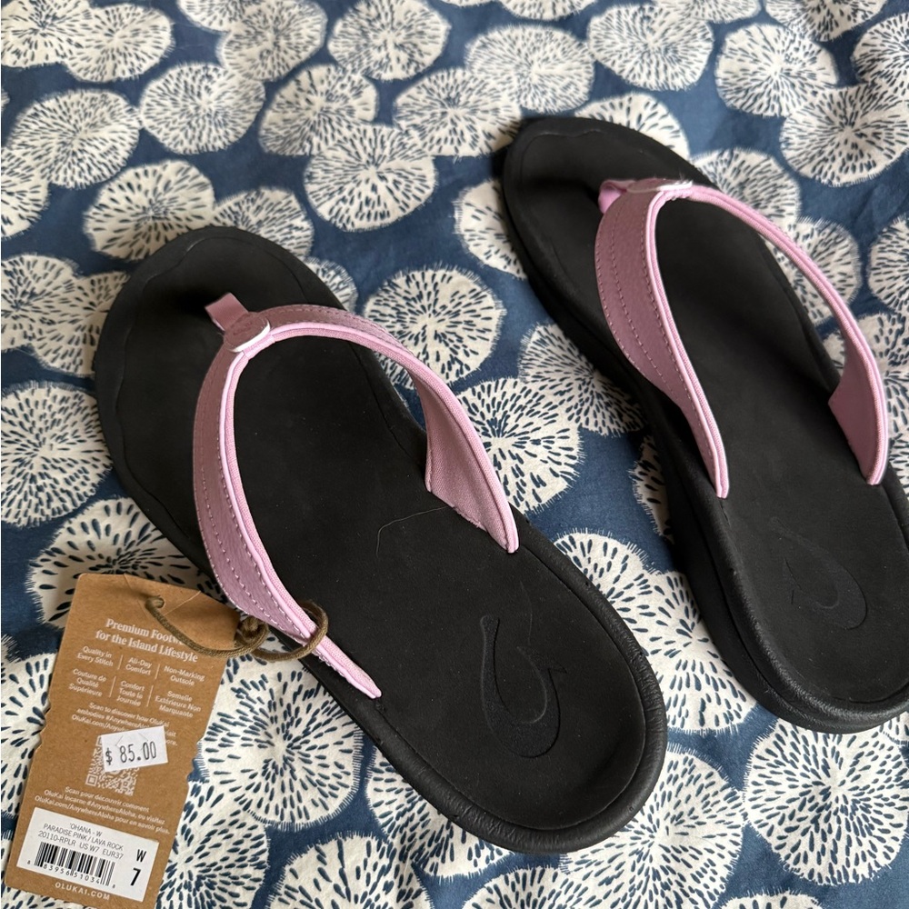 Olukai NWT pink flip flops size 7